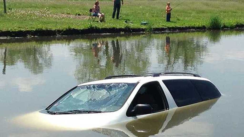 ଗାଁ ପୋଖରୀରୁ ନିଖୋଜ ଓକିଲଙ୍କ କାର ଉଦ୍ଧାର 