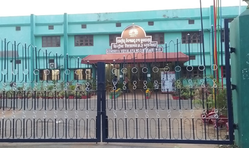 ସ୍କୁଲ ନିକଟରେ ବୋମାମାଡ଼ 