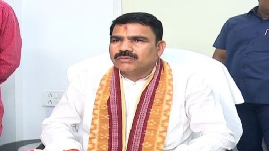 ତୁରନ୍ତ ସ୍କୁଲ ୟୁନିଫର୍ମ ଦେବାକୁ ମନ୍ତ୍ରୀଙ୍କ ନିର୍ଦେଶ 