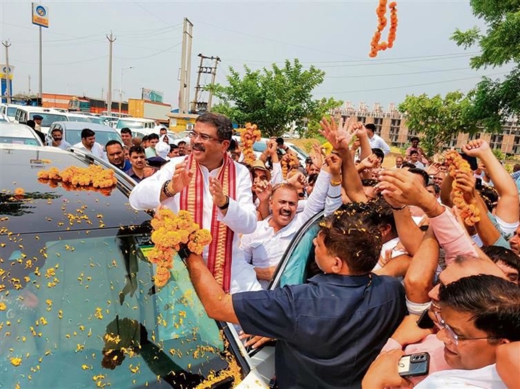 ବିହାର ବିଜୟପରେ ଭୁବନେଶ୍ୱର ବିମାନ ବନ୍ଦରରେ ଧର୍ମେନ୍ଦ୍ରଙ୍କୁ ବିପୁଳ ସମ୍ବର୍ଧନା 