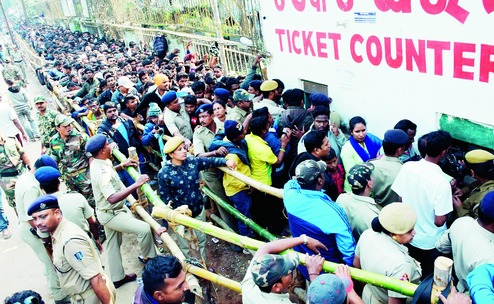 ଟିକେଟ ଖଣ୍ଡିଏ ପାଇଁ କାଉଣ୍ଟର ଆଗରେ,ଠେଲାପେଲା ସ୍ଥିତି  