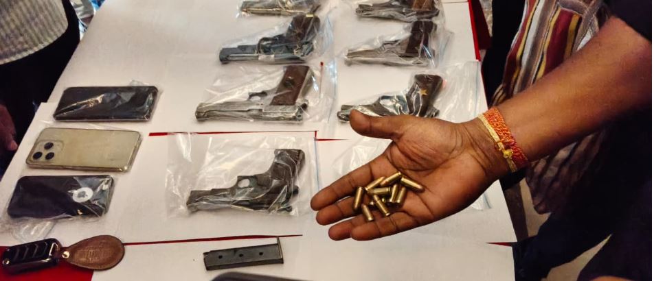 କାର ଭିତରୁ ୧୦ ମାରଣାସ୍ତ୍ର ଜବତ,୨ ଅପରାଧୀ ଗିରଫ  