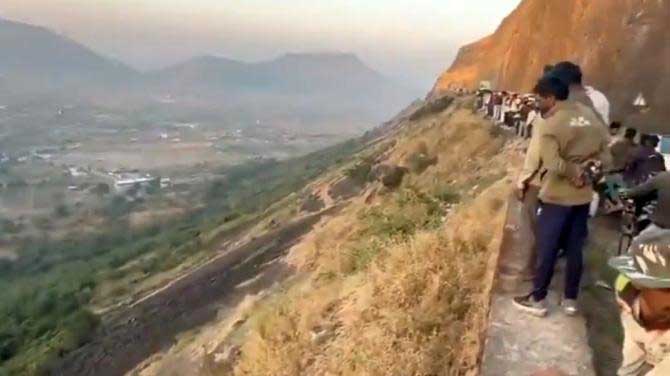 ନାସିକରେ ୬୦୦ ଫୁଟ୍‌ ଗଭୀର ଖାଇକୁ କାର୍‌ ଖସି ୬ ଜଣଙ୍କ ମୃତ୍ୟୁ 