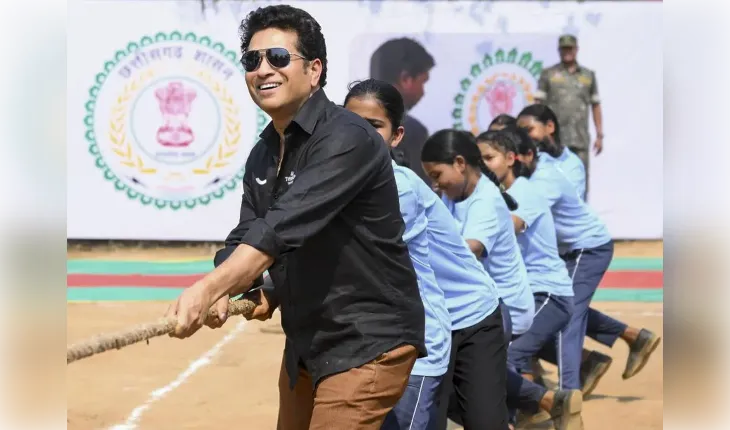 Sachin Tendulkar playing tug of war