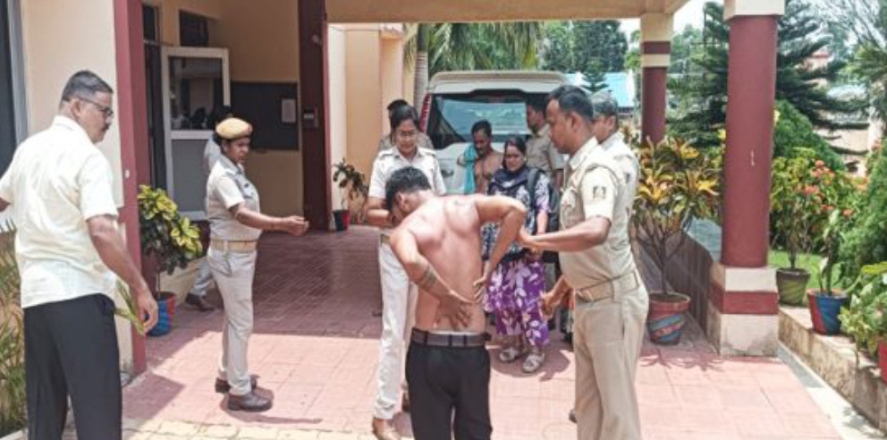 ନ୍ୟାୟ ନମିଳିବାରୁ ଥାନା ସାମ୍ନାରେ ବାପା ପୁଅଙ୍କ ଆତ୍ମାହୁତି ଉଦ୍ୟମ