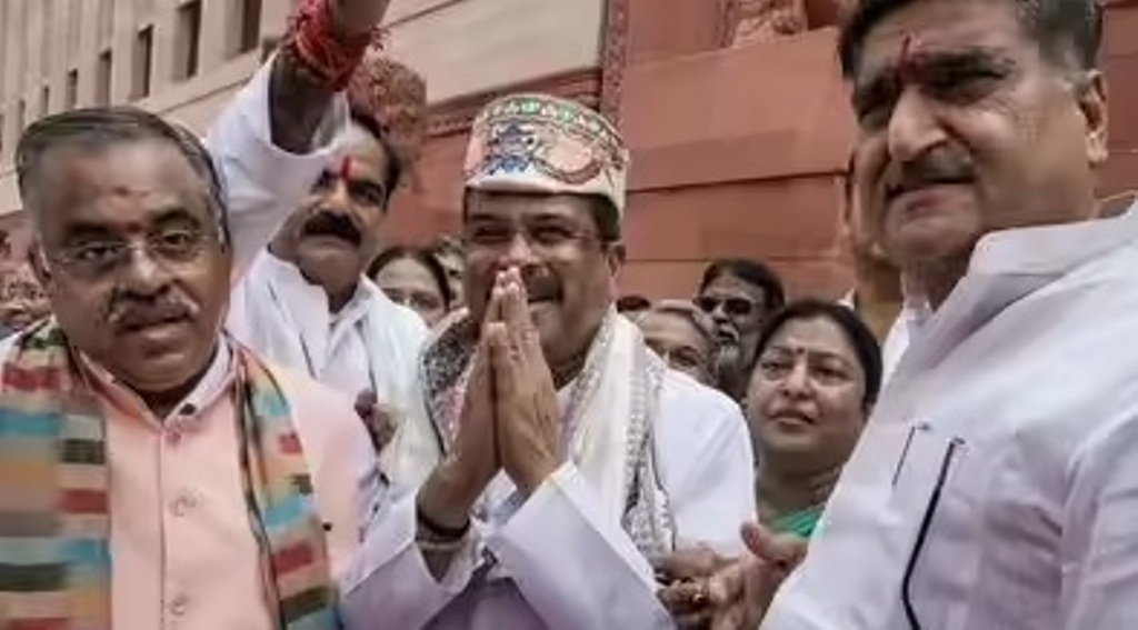 ସଂସଦରେ ଧର୍ମେନ୍ଦ୍ର ପ୍ରଧାନଙ୍କୁ ଭବ୍ୟ ସ୍ୱାଗତ