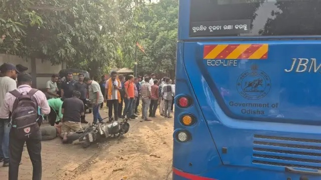 ‘ଆମ୍‌ ବସ’ ଧକ୍କାରେ ବାଇକ ଆରୋହୀ ଗୁରୁତର