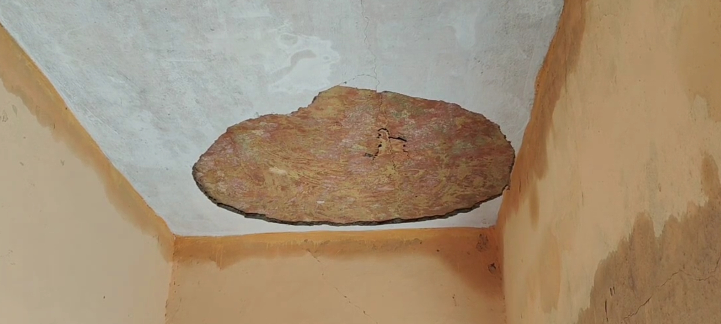 ଅଙ୍ଗନବାଡି ଛାତରୁ  ପ୍ଲାଷ୍ଟର୍  ଖସି ୩ ପିଲା ଆହତ