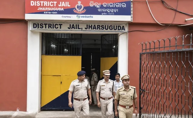 ଝାରସୁଗୁଡା ଜେଲରେ ରାତି ଅଧିଆ ଚଢ଼ାଉ