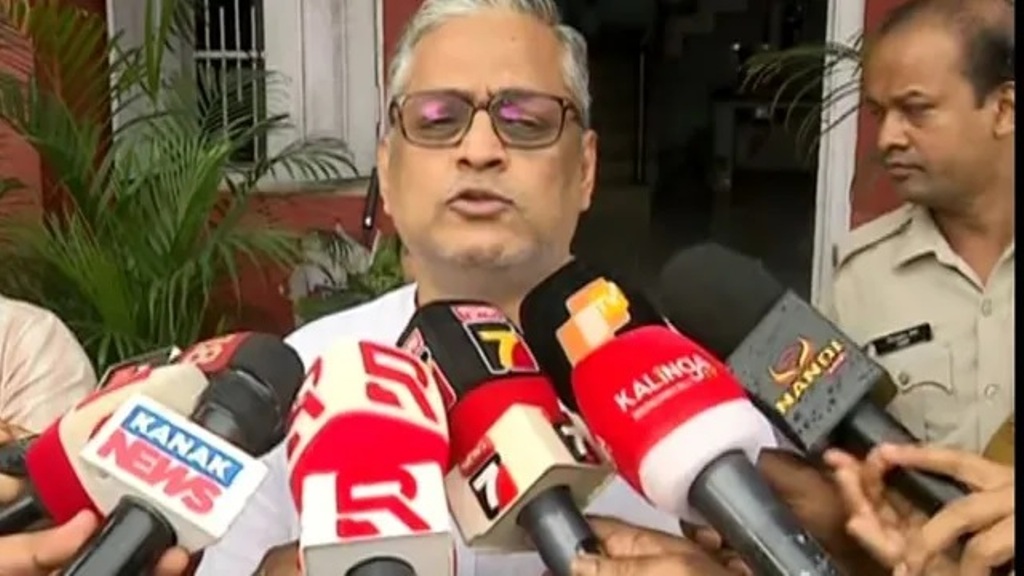 CMOରୁ ଫାଇଲ୍ ଗାଏବ ,କ୍ୟାପିଟାଲ ଥାନାରେ ହାଜର ହେଲେ ମନୋଜ ମିଶ୍ର