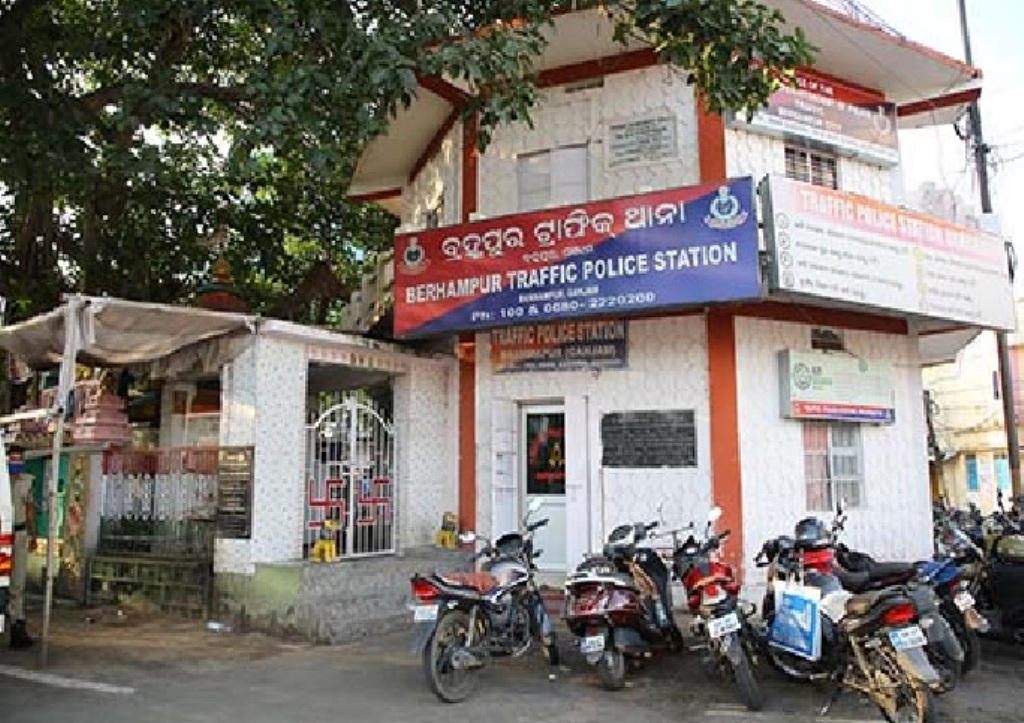 କର୍ତ୍ତବ୍ୟରତ ମହିଳା କନେଷ୍ଟବଳଙ୍କୁ ମାଡ଼ମାରି ଯୁବକ ଅଟକ