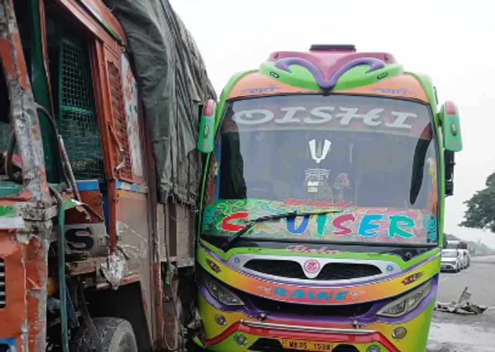 ତୀର୍ଥଯାତ୍ରୀ ବସ ଦୁର୍ଘଟଣାଗ୍ରସ୍ତ, ଅଳ୍ପକେ ବର୍ତ୍ତୀଲେ ଯାତ୍ରୀ