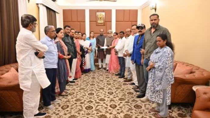 ତୃଣମୂଳର ଅଯୋଗ୍ୟତା ଆବେଦନ ମାମଲାରେ ୨୦ ଜଣ ବିଦ୍ରୋହୀ ସାଂସଦଙ୍କୁ ସୁପ୍ରିମକୋର୍ଟ ନୋଟିସ୍