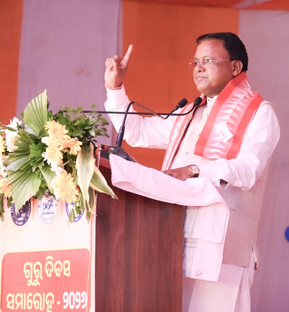 ଗୁରୁ ଦିବସରେ ପିଲାଙ୍କୁ ପାଠ ପଢାଇଲେ ମୁଖ୍ୟମନ୍ତ୍ରୀ
