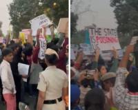 ଦିଲ୍ଲୀ ଶ୍ୱାସରୁଦ୍ଧ : କାର୍ଯ୍ୟାନୁଷ୍ଠାନ ଦାବି କରି ଇଣ୍ଡିଆ ଗେଟରେ ଦିଲ୍ଲୀ ବାସିନ୍ଦାଙ୍କ ଆନ୍ଦୋଳନ