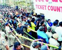 ଟିକେଟ ଖଣ୍ଡିଏ ପାଇଁ କାଉଣ୍ଟର ଆଗରେ,ଠେଲାପେଲା ସ୍ଥିତି  