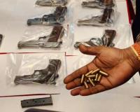 କାର ଭିତରୁ ୧୦ ମାରଣାସ୍ତ୍ର ଜବତ,୨ ଅପରାଧୀ ଗିରଫ  