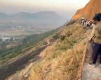 ନାସିକରେ ୬୦୦ ଫୁଟ୍‌ ଗଭୀର ଖାଇକୁ କାର୍‌ ଖସି ୬ ଜଣଙ୍କ ମୃତ୍ୟୁ 