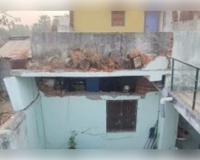 ଦୁର୍ବୁତ୍ତଙ୍କ ବୋମା ମାଡ଼ରେ ଘର ଧ୍ବଂସ,ଅଳ୍ପକେ ବର୍ତ୍ତିଲା ପରିବାର 