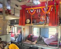 ଟ୍ରେନରେ ମନ୍ଦିର