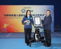 ବ୍ୟଡମିଣ୍ଟନ ଖେଳୁଛି ରୋବଟ