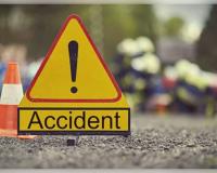 ଦୁର୍ଘଟଣାଗ୍ରସ୍ତ ଟ୍ରକରୁ ବତକ ବୋହିନେଲେ ଲୋକେ 