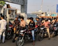 ତେଲ ଗୁଜବ ! ପେଟ୍ରୋଲ ପମ୍ପରେ ଅସମ୍ଭବ ଭିଡ଼ 