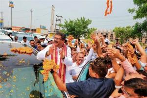 ବିହାର ବିଜୟପରେ ଭୁବନେଶ୍ୱର ବିମାନ ବନ୍ଦରରେ ଧର୍ମେନ୍ଦ୍ରଙ୍କୁ ବିପୁଳ ସମ୍ବର୍ଧନା 