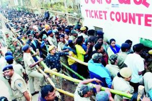 ଟିକେଟ ଖଣ୍ଡିଏ ପାଇଁ କାଉଣ୍ଟର ଆଗରେ,ଠେଲାପେଲା ସ୍ଥିତି  