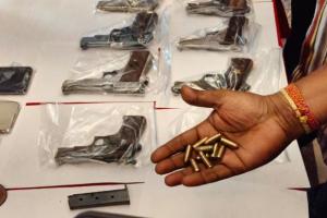 କାର ଭିତରୁ ୧୦ ମାରଣାସ୍ତ୍ର ଜବତ,୨ ଅପରାଧୀ ଗିରଫ  