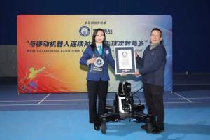 ବ୍ୟଡମିଣ୍ଟନ ଖେଳୁଛି ରୋବଟ