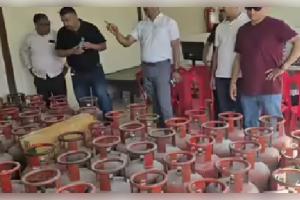 ଗ୍ୟାରେଜ ଭିତରୁ ୧୬୦ଟି ସିଲିଣ୍ଡର ଜବତ 