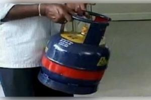 ପ୍ରମାଣପତ୍ର ଦେଖାଇ ଶ୍ରମିକ ଓ ଛାତ୍ରଛାତ୍ରୀ ପାଇ ପାରିବେ ୫ କେଜି ଗ୍ୟାସ ସିଲିଣ୍ଡର