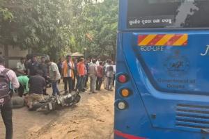 ‘ଆମ୍‌ ବସ’ ଧକ୍କାରେ ବାଇକ ଆରୋହୀ ଗୁରୁତର 