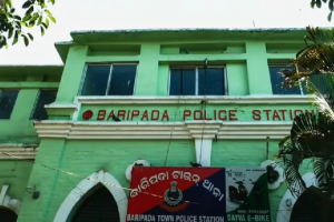 ଥାନା ବାବୁଙ୍କ ନାଁ ରେ ଯୁବତୀଙ୍କ ଅଭିଯୋଗ 