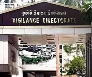 ଭିଜିଲାନ୍ସ ଜାଲରେ ହିନ୍ଦୋଳ ସବ - ରେଜିଷ୍ଟ୍ରେସନ ଅଫିସ ବରିଷ୍ଠ କିରାଣୀ 