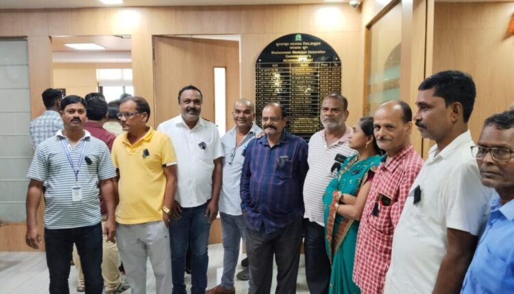 କଳା ବ୍ୟାଜ୍ ପିନ୍ଧି କାର୍ଯ୍ୟାଳୟ ଆସିଲେ ବିଏମସି କର୍ମଚାରୀ