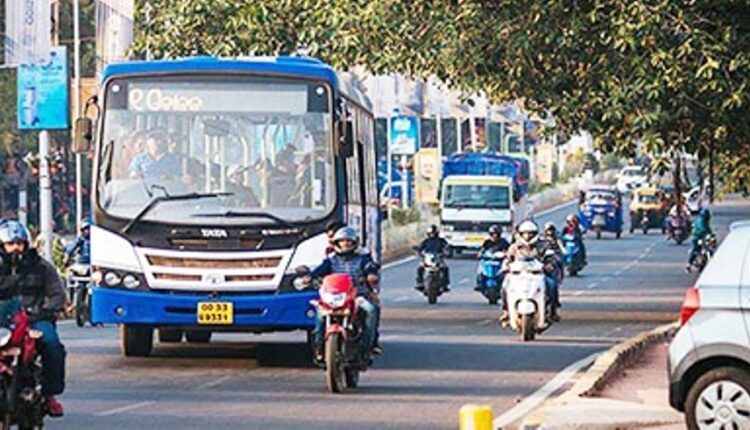 ରାସ୍ତା ଉପରେ ଯାତ୍ରୀଙ୍କୁ ପିଟିଲେ ଆମ ବସ କଣ୍ଡକ୍ଟର