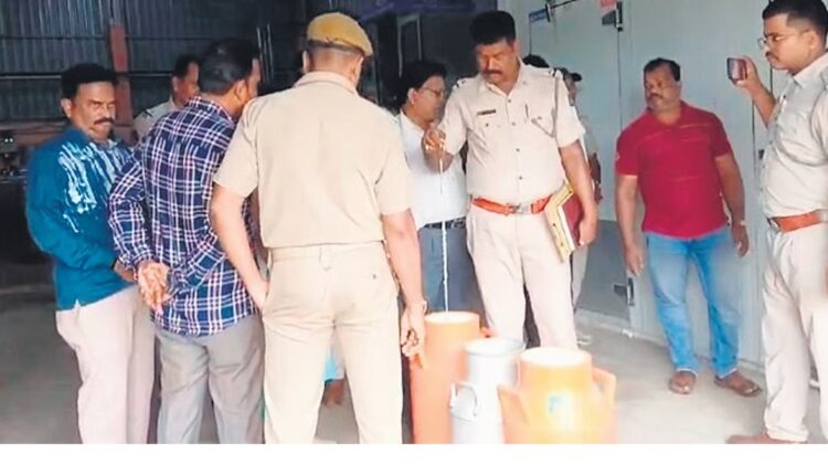 କ୍ଷୀର ଅପମିଶ୍ରଣ ବେଳେ ପୋଲିସ ଚଢ଼ାଉ