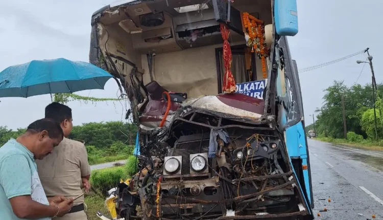 ଟ୍ରକ ପଛରେ ଯାତ୍ରୀବାହୀ ବସ ଧକ୍କା ହୋଇ ୨ ମୃତ