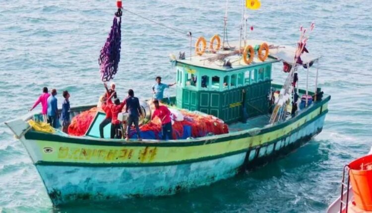 ବୁଡିଗଲା ମାଛଧରା ବୋଟ,ଅଳ୍ପକେ ବର୍ତ୍ତୀଲେ ୮ ମତ୍ସ୍ୟଜୀବୀ