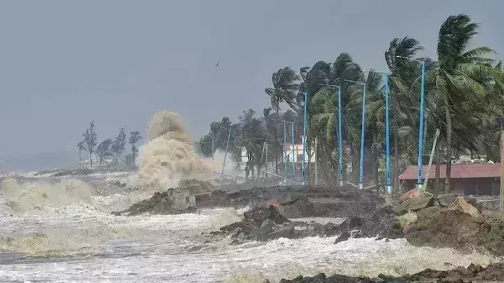 ଆନ୍ଧ୍ର ଉପକୂଳମୁହାଁ ବାତ୍ୟା ‘ମୋନ୍ଥା’,ପାରାଦୀପରେ ସତର୍କ ସୂଚନା ଜାରି