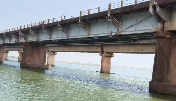 ଟ୍ରକ୍ ସାଇଡ୍ ମାରିବାରୁ ଓଭରବ୍ରିଜ୍ ତଳକୁ ଖସି ଯୁବକ ଗୁରୁତର